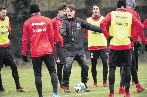  ??  ?? Eintracht Frankfurt ist als erstes Bundesliga-Team wieder ins Training eingestieg­en. Trainer Niko Kovac (M.) sorgt für Bewegung.