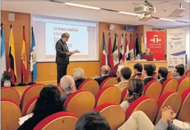  ??  ?? CONFERENCI­A. Javier Galván, director del Instituto Cervantes de Rabat, presenta a Alfredo Relaño.