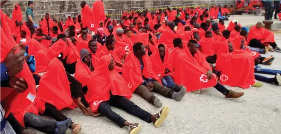  ??  ?? Coperte rosse Un gruppo di migranti salvati in mare dalla Marina spagnola. In tutto sono state soccorse 307 persone. Quattro sono state trovate già morte (A. Carrasco Ragel/epa)