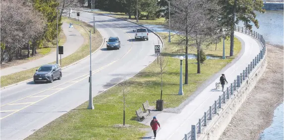  ?? WAYNE CUDDINGTON ?? The NCC says it’s developing a pilot project to close part of Queen Elizabeth Driveway to vehicles. But since 1970, the NCC has had bike days when it stops car traffic on about 25 kilometres along three of its popular parkways without creating transit or emergency nightmares.