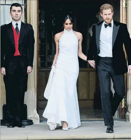  ??  ?? La pareja cambió de indumentar­ia para acudir a la segunda recepción ofrecida por el príncipe Carlos en Frogmore House