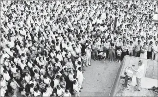  ?? JERRY SEH/THE STRAITS TIMES/AFP ?? Singapore’s first prime minister, Lee Kuan Yew, speaks at a rally at Fullerton Square in Singapore on December 20, 1976 .