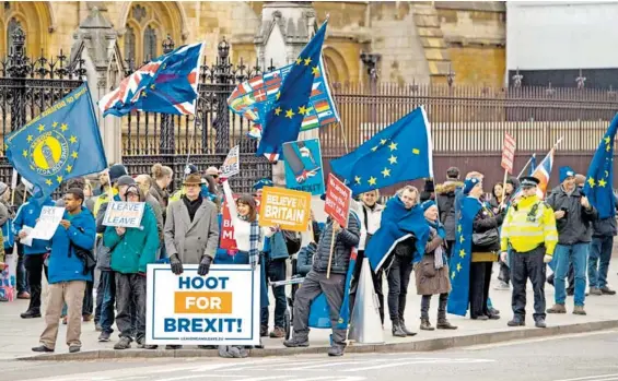  ?? EFE ?? Pro y anti Brexit se manifiesta­n junto al Parlamento de Londres, un día antes de la votación histórica en el Reino Unido/