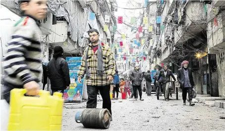  ?? Poslední boje o klíčové syrské město Aleppo těžce doléhají na tamní obyvatele, kteří trpí nedostatke­m pitné vody i základních potravin.
FOTO ČTK/ AP ?? Trpí civilisté.