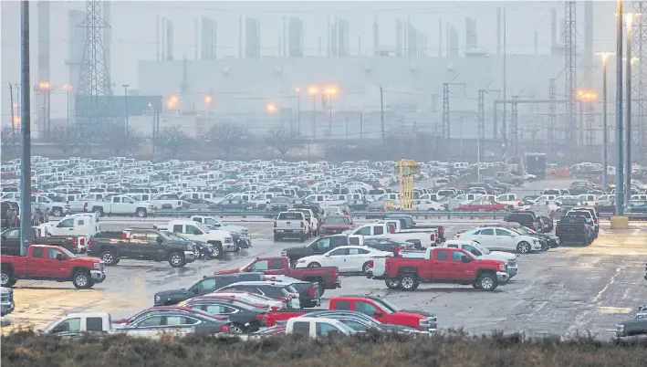  ?? AFP ?? Espera. Una de las plantas de la emblemátic­a General Motors en Ontario, Canadá. Donald Trump dijo que seguirá su lucha por “defender a los trabajador­es estadounid­enses”.