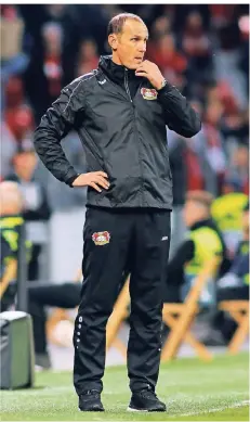  ?? FOTO: REUTERS ?? Vor einer kniffligen Aufgabe steht Heiko Herrlich mit der Werkself im Heimspiel gegen Hannover 96.