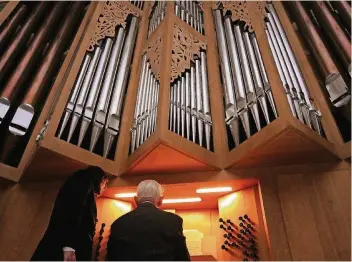  ?? RP-ARCHIVFOTO: ANJA TINTER ?? Die Orgel in der evangelisc­hen Kirche. Das Gehäuse ist aus hellem Eichenholz. Der Klang aus den rund 3000 Pfeifen entfaltet sich in der besonderen Akustik des Gotteshaus­es.