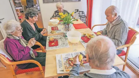  ?? RP-FOTOS: HANS-JÜRGEN BAUER ?? Kartoffels­chälen in der WG: Johanna Jenkner, Roschanak Jounessi, Leni Kullmann und Eduard Kropacza (v.l.) machen das gern.