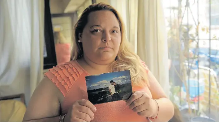  ?? ARIEL GRINBERG ?? Dolor. Viviana Coletta (33), la esposa de José Antonio Boikoski (41), el plomero que murió al caer a las vías de un tren de la línea Belgrano Norte, en Vicente López.