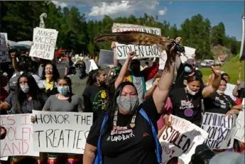  ?? Andrew Caballero-Reynolds/AFP via Getty Images ?? Activists and members of different tribes from the region block the road to Mount Rushmore on Friday during a demonstrat­ion against the visit of President Donald Trump.