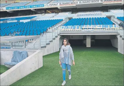  ?? FOTO: UNCITI ?? Marta Cardona observa el campo de Anoeta al entrar por primera vez desde la bocana de vestuarios