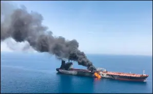  ??  ?? ناقلة النفط تحترق بعد الهجوم عليها في خليج عُمان