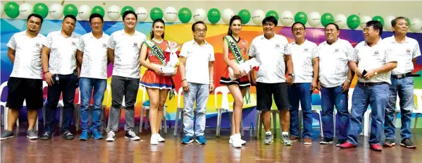  ??  ?? The organizers of the 2017 Talisay City Mayor's Cup inter-barangay basketball tournament led by Mayor Eduardo 'Eddiegul' R. Gullas (sixth from left) and his grandson Congressma­n Samsam Gullas (fourth from left) pose with the winners of the Best Muse...