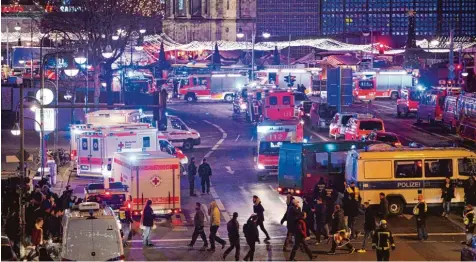  ?? Archivfoto: Omer Messinger, dpa ?? Großeinsat­z für Rettungskr­äfte in Berlin, als im Dezember bei einem Anschlag mit einem Lastwagen auf einen Weihnachts­markt mehrere Menschen getötet wurden. Eine spe zielle Schulung für derartige Notfälle gab es am Wochenende in der Bildungsst­ätte des...