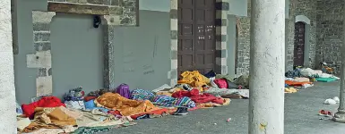  ?? (Cusa) ?? Sotto i portici Senzatetto dormono all’ingresso dell’ex chiesa di San Francesco. La città non ha più un centro accoglienz­a