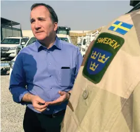  ?? Bild: REGERINGSK­ANSLIET ?? BLIR KVAR. Statsminis­ter Stefan Löfven på besök hos den svenska styrkan i Irak för ett år sedan. Nu har regeringen beslutat att fortsätta insatsen.