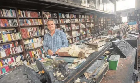  ?? FRANCIS SILVA ?? Jesús Otaola, propietari­o de la librería, posa ayer para ABC en una zona afectada por el incendio