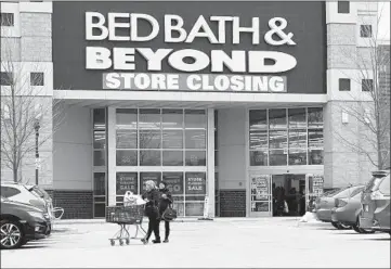  ?? STACEY WESCOTT/CHICAGO TRIBUNE ?? Shoppers head to their cars Wednesday at a Bed Bath & Beyond slated for closure at Randhurst Mall in Mount Prospect.