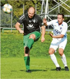  ?? Foto: Walter Brugger (Archiv) ?? Peter Matkey (links) sorgte mit seinem Elfmeter‰Treffer für den 1:0‰Sieg der U 23 des FC Gundelfing­en beim Aufsteiger aus Ichenhause­n.