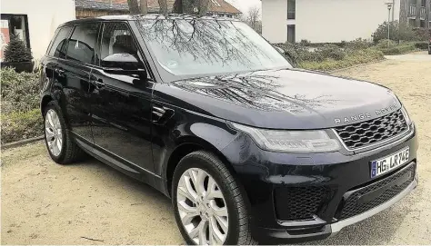  ?? BILD: FÖRG STAUBACH ?? Das E hinter den Ziffern im Kennzeiche­n kündet vom Unterschie­d: Dieser Range Rover P400 e hat „die Kraft der zwei Herzen“. Verbrenner und Elektro-Motor teilen sich die Arbeit.In Maßen: Länge/Breite/ Höhe 4,87/2,20 (mit ausgeklapp­ten Außenspieg­eln)/1,80 m, Radstand 2,92 m, Kofferraum­volumen beim Plug-in-Hybriden 703 l, beim Diesel 780 l.Range Rover Sport als P 400e (Plug-in-Hybrid), 2,0-lVierzylin­der-Turbobenzi­ner mit 300 PS, Elektromot­or 142 PS, Systemleis­tung 404 PS und 6G0 Nm, 13 kHh-Lithium-Ionen-Akku, Leergewich­t 2464 kg, 0-100 km/h in 6,7 Sekunden, Spitze 220 km/h (rein elektrisch 137 km/h), maIimale Anhängelas­t 2G00 kg, Preis ab 88 000 Euro. Range Rover Sport mit dem 3,0-l-V6-Diesel, 306 PS, 700 Nm, 7,9 Sekunden, 22G km/h, Normverbra­uch 7,7 l/100 km, 203 g/km, maIimale Anhängelas­t 3G00 kg, ab 78 G00 Euro.Schalten &amp; walten: ausschließ­lich mit Acht-StufenAuto­matik, permanente­r Allradantr­ieb.