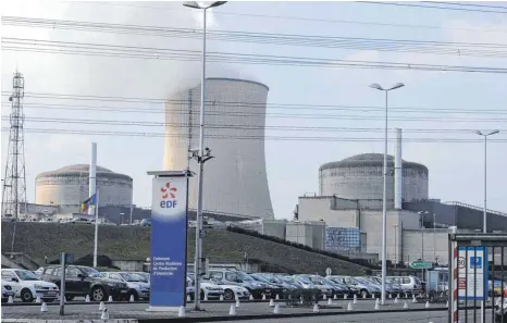  ?? FOTO: BECKERBRED­EL/IMAGO IMAGES ?? Kernkraftw­erk der Electricit­é de France im französisc­hen Ort Cattenom: Die Atomkraft steht stellvertr­etend für fehlende Standards in Sachen Nachhaltig­keit. Während Frankreich in ihr eine Technologi­e für den Klimaschut­z sieht, gilt in Deutschlan­d das Gegenteil.