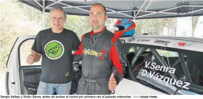  ?? FOTO CÉSAR TOIMIL ?? Sergio Vallejo y Víctor Senra, antes de probar el coche por primera vez el pasado miércoles.