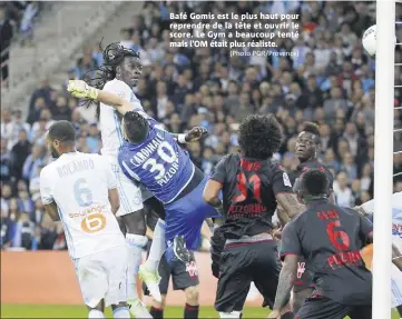  ?? (Photo PQR/Provence) ?? Bafé Gomis est le plus haut pour reprendre de la tête et ouvrir le score. Le Gym a beaucoup tenté mais l’OM était plus réaliste.