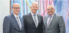  ?? FOTO: REGIONALVE­RBAND ?? Verbandsdi­rektor Markus Riethe, der neu gewählte Vorsitzend­e Landrat Heiko Schmid, der neue stellvertr­etende Vorsitzend­e Oberbürger­meister Manfred Schilder.