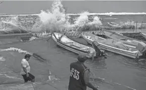  ?? FELIX MARQUEZ/AP ?? Fishermen remove their boats from the dock in the Veracruz state of Mexico, Friday as the storm approached.