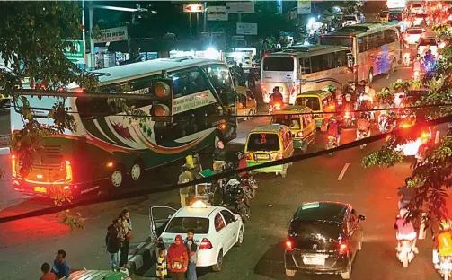  ?? BOY SLAMET/JAWA POS ?? MENGGANGGU: Sejumlah PKL nekat berjualan di badan jalan pintu keluar Terminal Purabaya. Bungurasih.