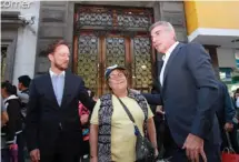  ?? Rodolfo Pérez ?? El edil Luis Banck y gobernador Antonio Gali recorriero­n el primer cuadro de la ciudad. /