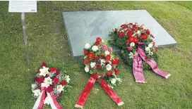  ??  ?? Die Gedenktafe­l für die ermordeten Deserteure von Goldegg liegt noch immer auf einem Privatgrun­dstück der Gebietskra­nkenkasse.