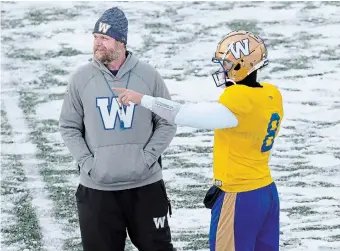  ?? NATHAN DENETTE THE CANADIAN PRESS ?? Winnipeg Blue Bombers quarterbac­k Zach Collaros, right, talks to head coach Mike O’Shea during practice ahead of the 108th Grey Cup against the Tiger-Cats in Hamilton on Wednesday. Prognostic­ator Dan Ralph is picking the Blue Bombers to capture their second straight CFL title.