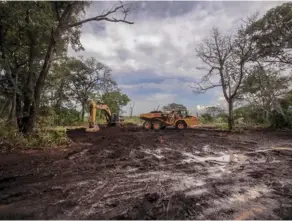  ?? AlONsO tENOriO ?? Los empresario­s participan­tes creen que elevar el gasto público en infraestru­ctura ayudaría a paliar la crisis.