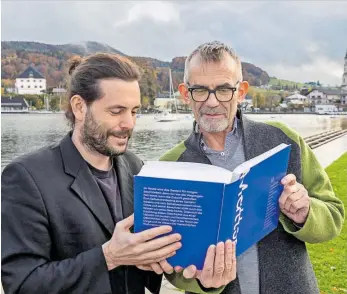  ?? BILD: SN/CHRIS HOFER ?? Die Autoren Wolfgang Neuper und Siegfried Hetz mit der druckfrisc­hen Mattsee-Chronik.