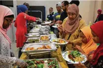  ?? Godofredo A Vásquez / Staff photograph­er ?? Fathima Nushrath and daughters Zaynab, 6, and Zhara, 9, are served iftar at the Houston Masjid of Al-Islam.