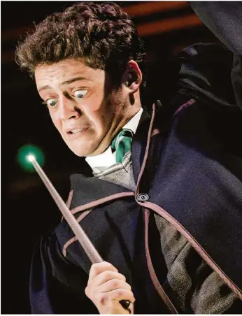  ??  ?? Vincent Lang als Albus Potter in dem Musical „Harry Potter und das verwunsche­ne Kind“. Die Premiere in Hamburg musste wegen Corona schon zum dritten Mal verschoben werden.