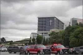  ?? IAN MAULE — TULSA WORLD ?? Tulsa police and firefighte­rs respond to the mass shooting at the Natalie Medical Building in Tulsa, Okla., on Wednesday.