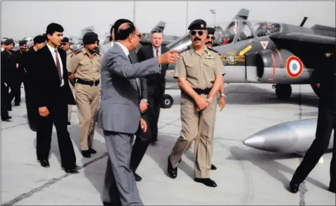  ?? BERNARD BOMBEAU ?? Le général Hamid Shaban (lunettes, au centre), alors chef d’état-major de l’armée de l’air irakienne. Il est guidé ici par Serge Dassault au Salon de Bagdad en avril 1989.