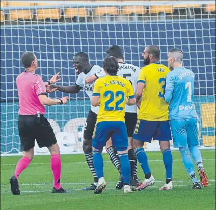  ?? FOTO: LALIGA ?? Tremendo enfado del defensa del Valencia Moutcar Diakhaby (2i) tras ser víctima de un supuesto comentario racista