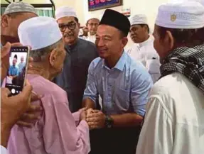  ?? FILE PIC ?? Education Minister Dr Maszlee Malik (centre), who is also Simpang Renggam member of parliament, with qariah members of Al-Huda Mosque in Simpang Renggam after Friday prayers, recently.