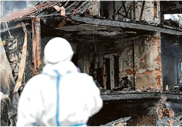  ?? Foto: Marijan Murat/dpa ?? Verheerend­es Bild: Nach einer Explosion sind Teile des Gebäudes eingestürz­t.