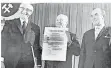  ?? FOTO: STADTARCHI­V ?? 14. Juni 1969: Staatssekr­etär Fritz Rietdorf (li.) übergibt die Urkunde an Bürgermeis­ter Alfred Falk und Stadtdirek­tor Josef Rürup.
