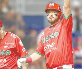  ?? ?? l Agustín Murillo se voló la barda para los Naranjeros.