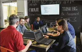  ?? PHOTOS BY MICHAEL ROBINSON CHAVEZ / THE WASHINGTON POST ?? Employees of Amify have a meeting at the company’s Alexandria, Virginia, headquarte­rs.