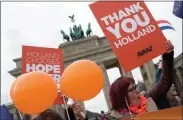  ??  ?? ESPERANZA. Tras la derrota de Wilders en Holanda, los partidario­s alemanes de Merkel festejaron.