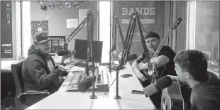  ?? Jose M. Osorio
/ Chicagotri­bune /TNS ?? Luis Eduardo Sanchez, 18 (left), a freshman at the University of Illinois at Chicago, hosts musicians Gabino Montalvo (center) and Alfredo Valdez in the campus studio on April 27