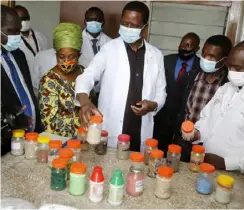  ?? PICTURE BY SALIM HENRY/STATE HOUSE ©2021 ?? President Edgar Lungu (centre) accompanie­d by Agricultur­e Minister Michael Katambo (second from right) listens to
Soil Scientist Brian Gondwe (right) during the visit to ZARI in Chilanga yesterday.