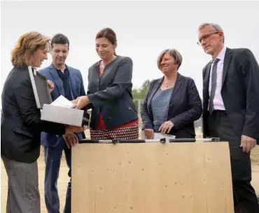  ?? Foto:nd/Ulli Winkler ?? Bildungsse­natorin Scheeres (SPD) mit ihren Senatskoll­egen bei der Grundstein­legung