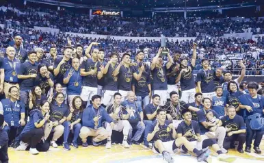  ??  ?? Ateneo celebrates its back to back championsh­ip (above left). For UP fans (above right), making it to the finals after 32 years is definitely cause for celebratio­n.